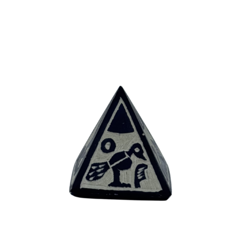Czarno-biała egipska piramida z hieroglifami (7x6 cm)